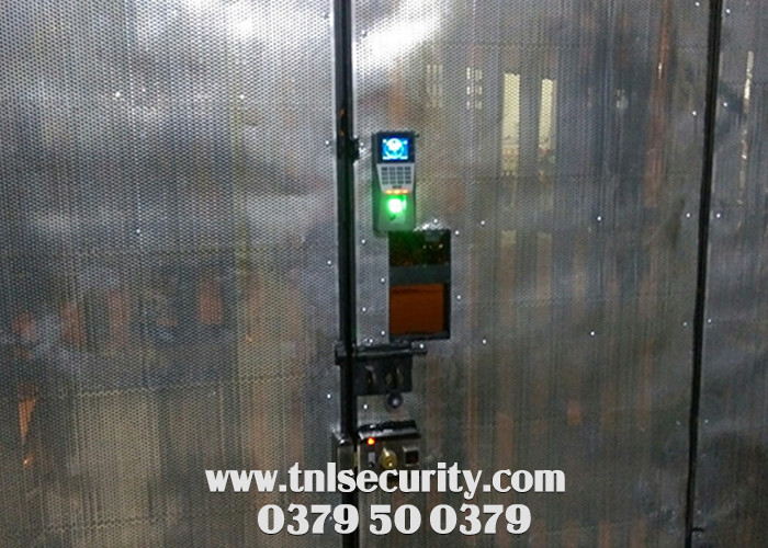 Lap-dat-khoa-van-tay-nha-tro-cho-cua-sat-tai-Binh-Tan